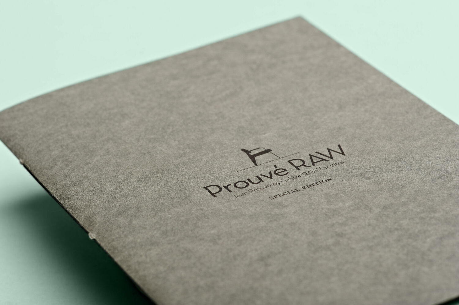 Gestaltung der Monografie „Prouvè RAW“ für minimum einrichten